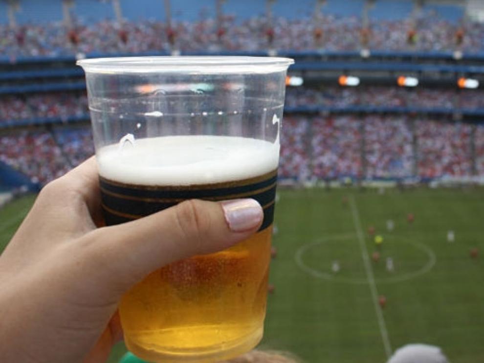 La UEFA abre el camino al retorno del alcohol a las gradas.