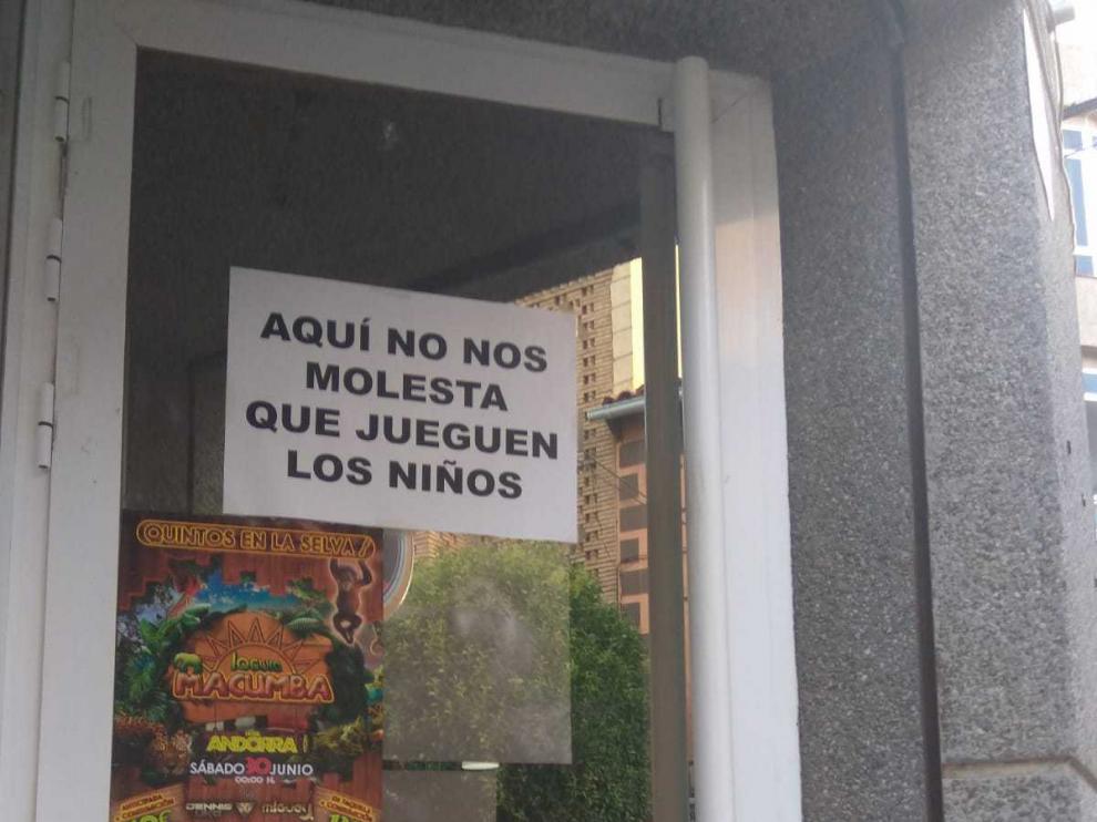 Cartel colgado en un bar contra la prohibición del Ayuntamiento de Andorra de jugar a la pelota en la calle.