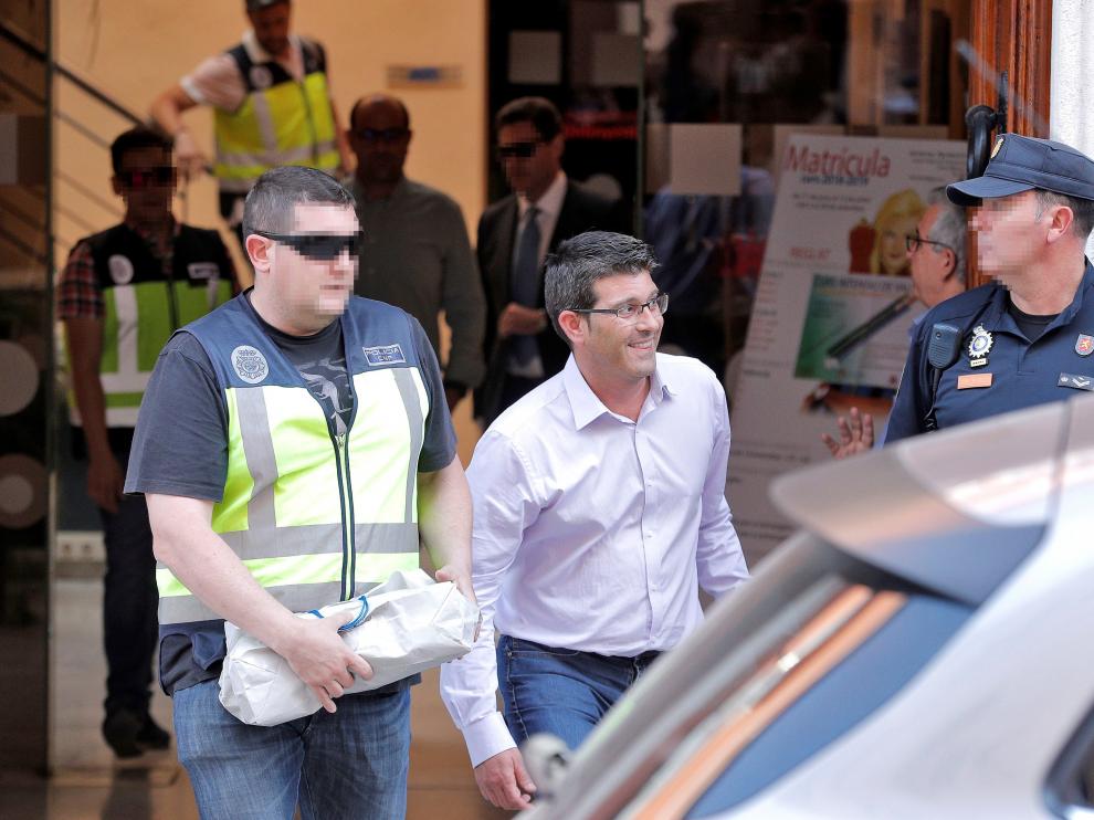Jorge Rodríguez sale del Ayuntamiento de Ontinyent después de siete horas de registros.