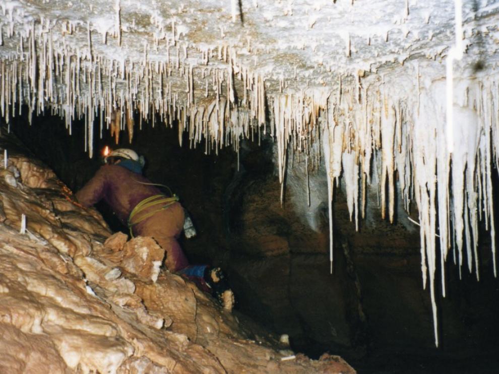 La cueva presenta espacios angostos y un sifón, el de Subils, emblemático en la espeleología española.