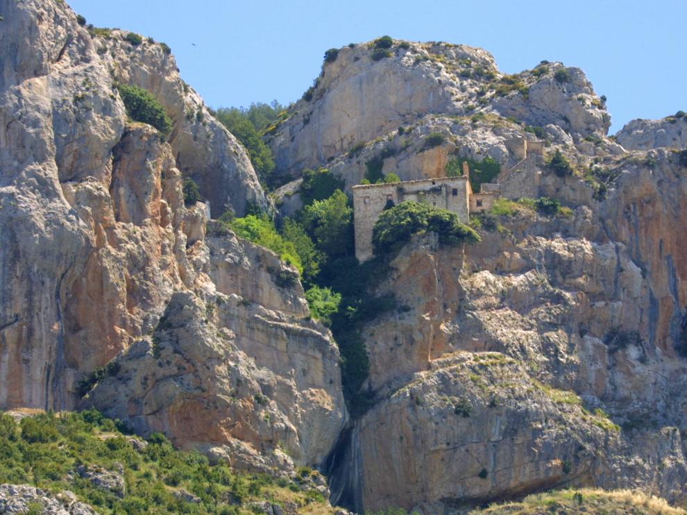 La ermita de la Virgen de la Peña se encuentra en una espectacular ubicación, en medio de la montaña.