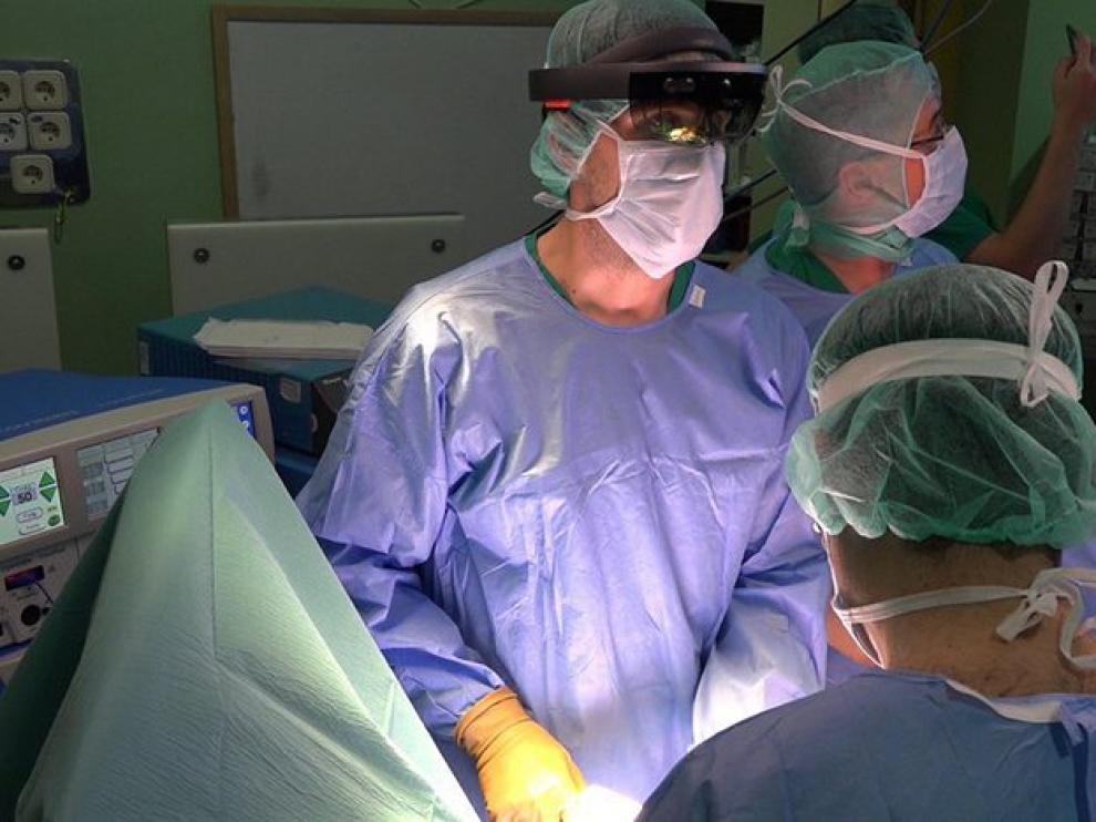 Un cirujano, con las gafas HoloLens, en una intervención.