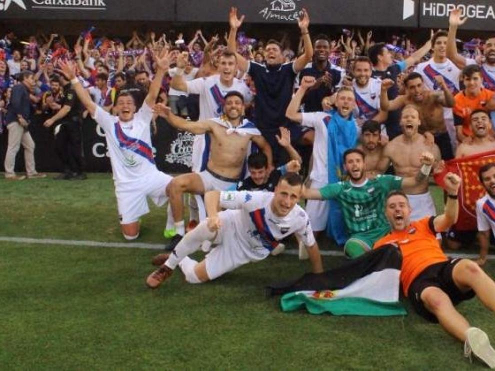 La plantilla del Extremadura celebra el ascenso a Segunda.