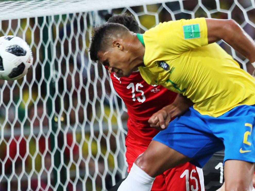 Thiago Silva remata ejecuta el remate que supondría el segundo gol de Brasil.