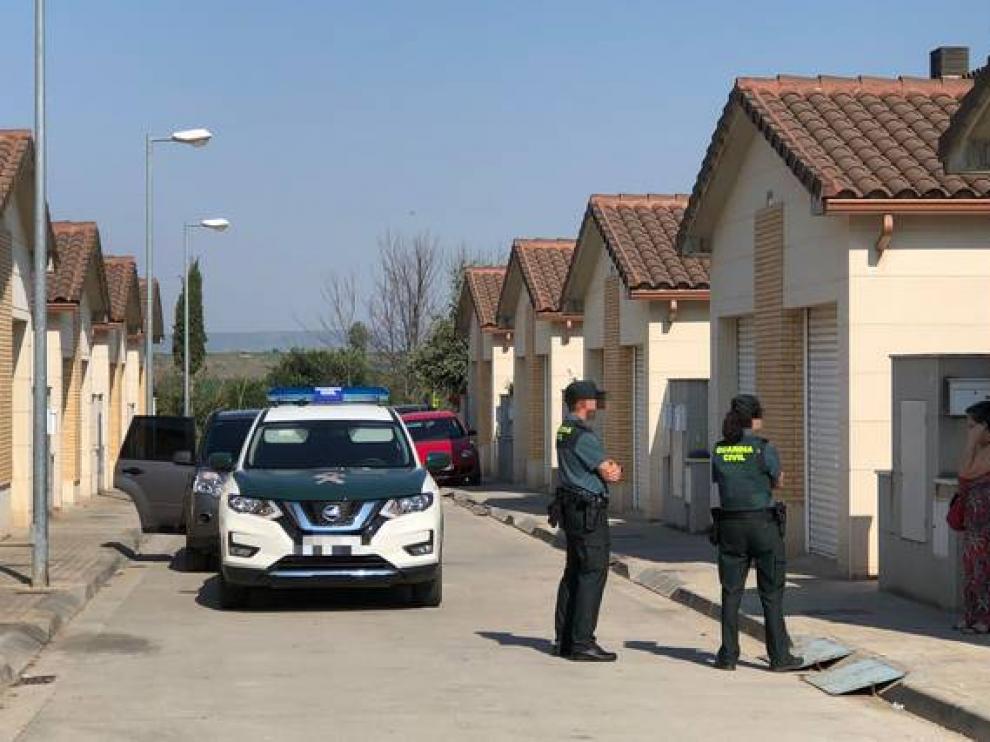 Foto de la Guardia Civil investigando la casa de la vivienda donde ocurrieron los hechos y la madre de la detenida.