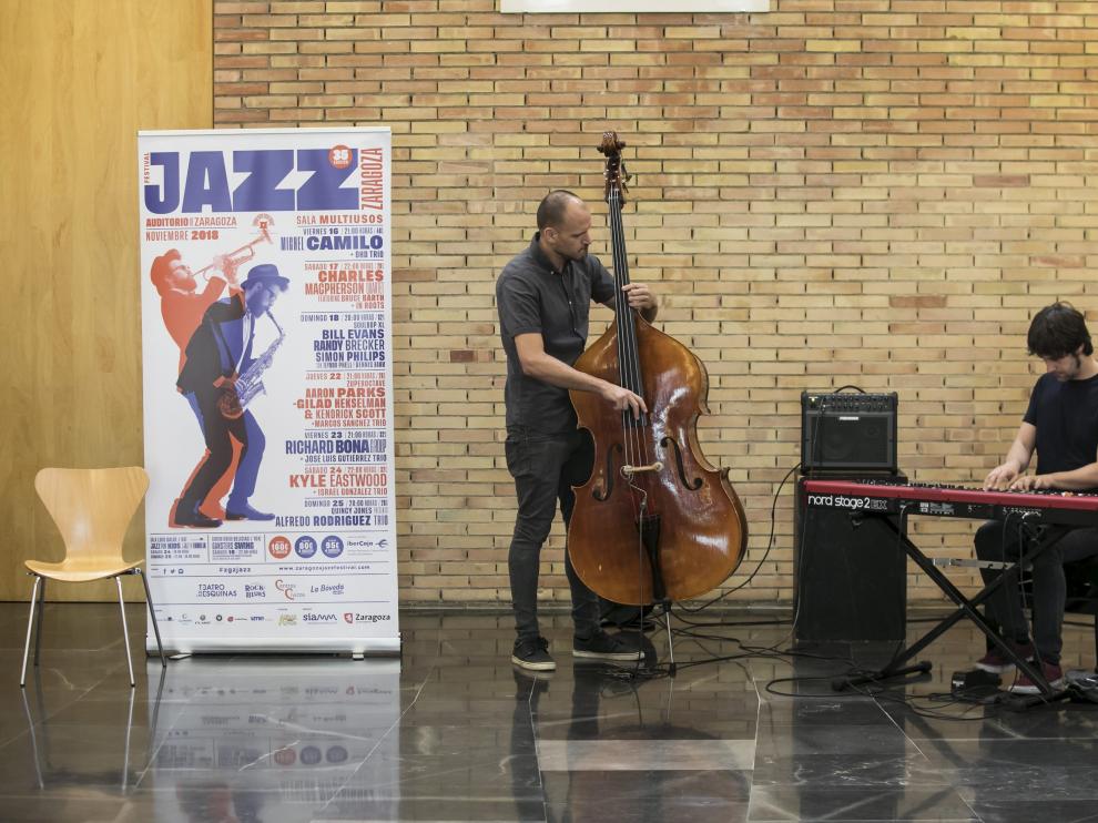 Imagen de la actuación de dos tercios del Israel González Trío en la presentación del Festival Jazz Zaragoza, que se celebra este mes de noviembre.