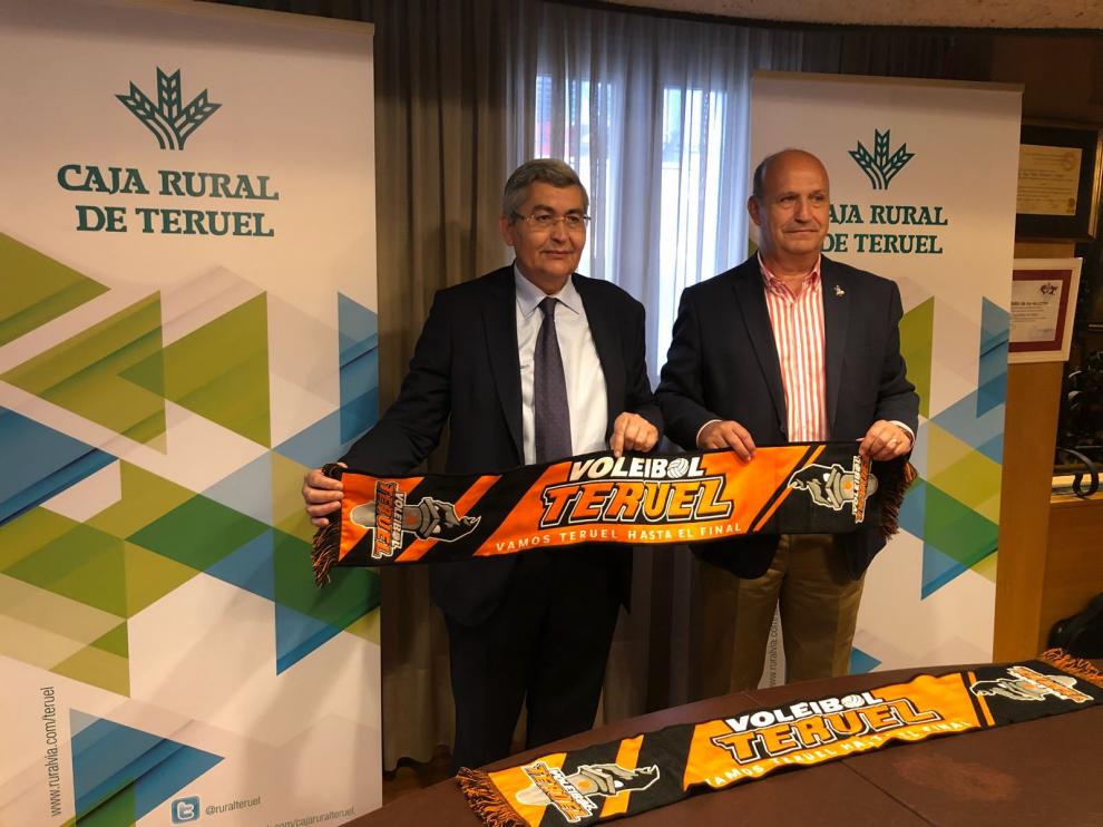 José Antonio Pérez Cebrián, de Caja Rural, y Carlos Ranera, del CV Teruel, tras la firma del acuerdo.