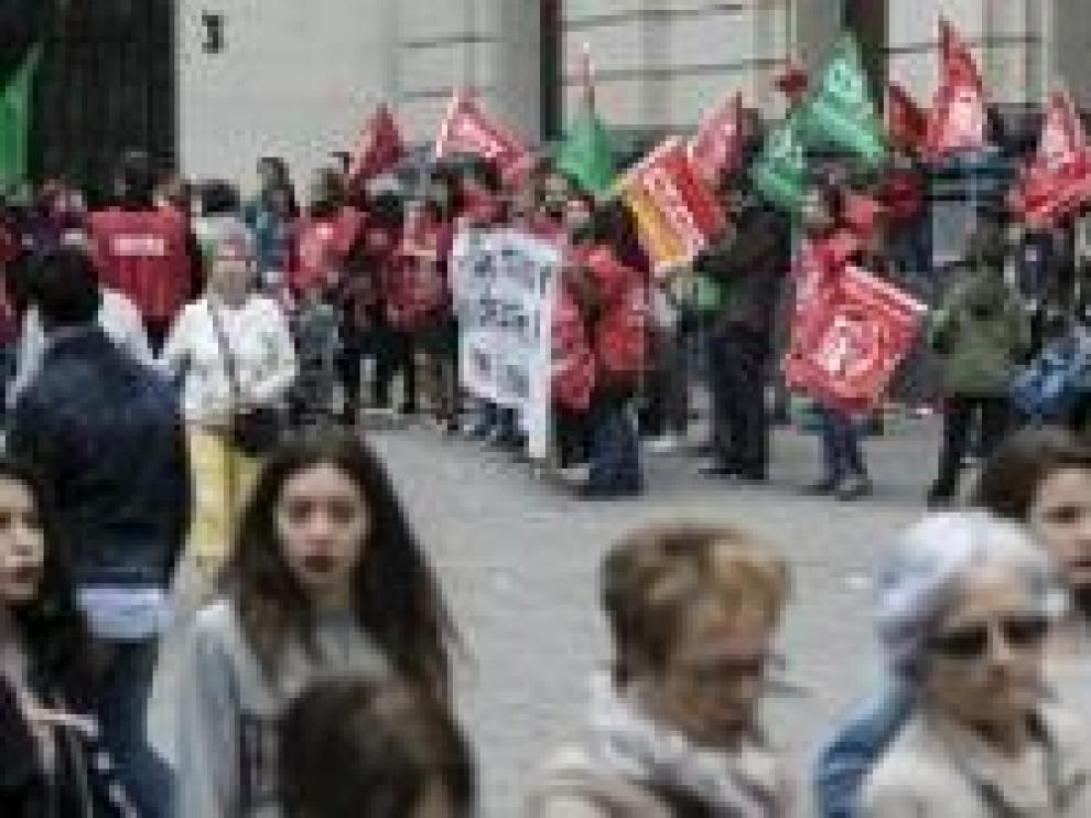 Protesta en mayo de los trabajadores de Inditex en Plaza de España para acelerar la negociación del convenio