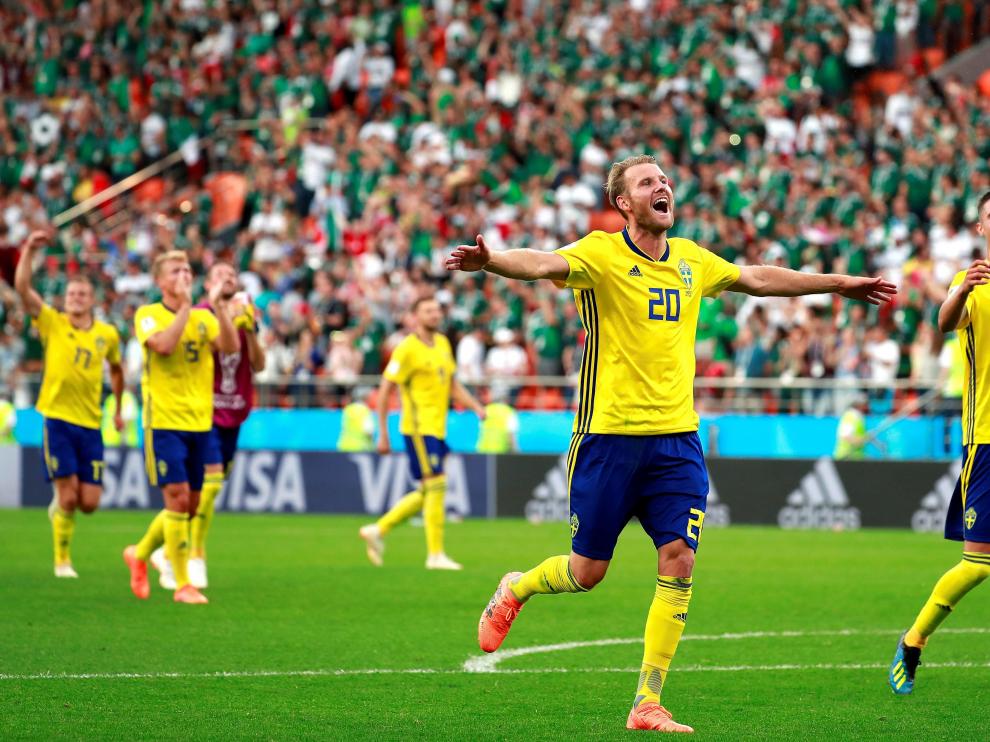 Los suecos celebran un gol.