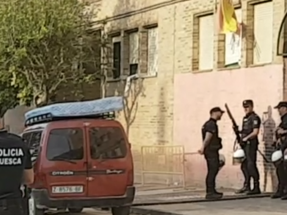 Agentes de la Policía durante el operativo