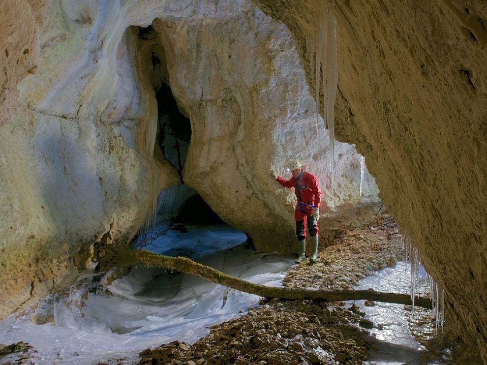Casi una veintena de personas han sido rescatadas con vida tras sufrir accidentes haciendo espeleología en los últimos 30 años.