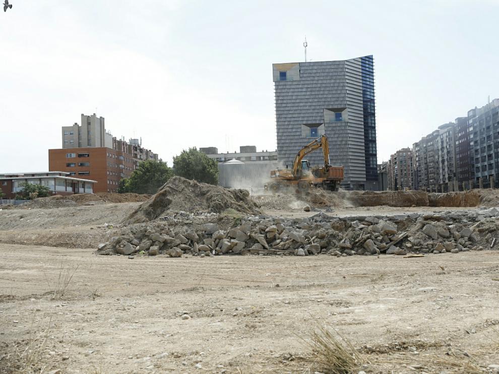 Una retroexcavadora, trabajando este jueves en el movimiento de tierras de la parcela.