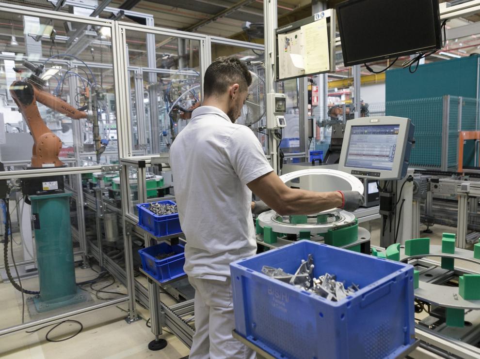 Un operario, en la planta de BSH Electrodomésticos en La Cartuja (Zaragoza).