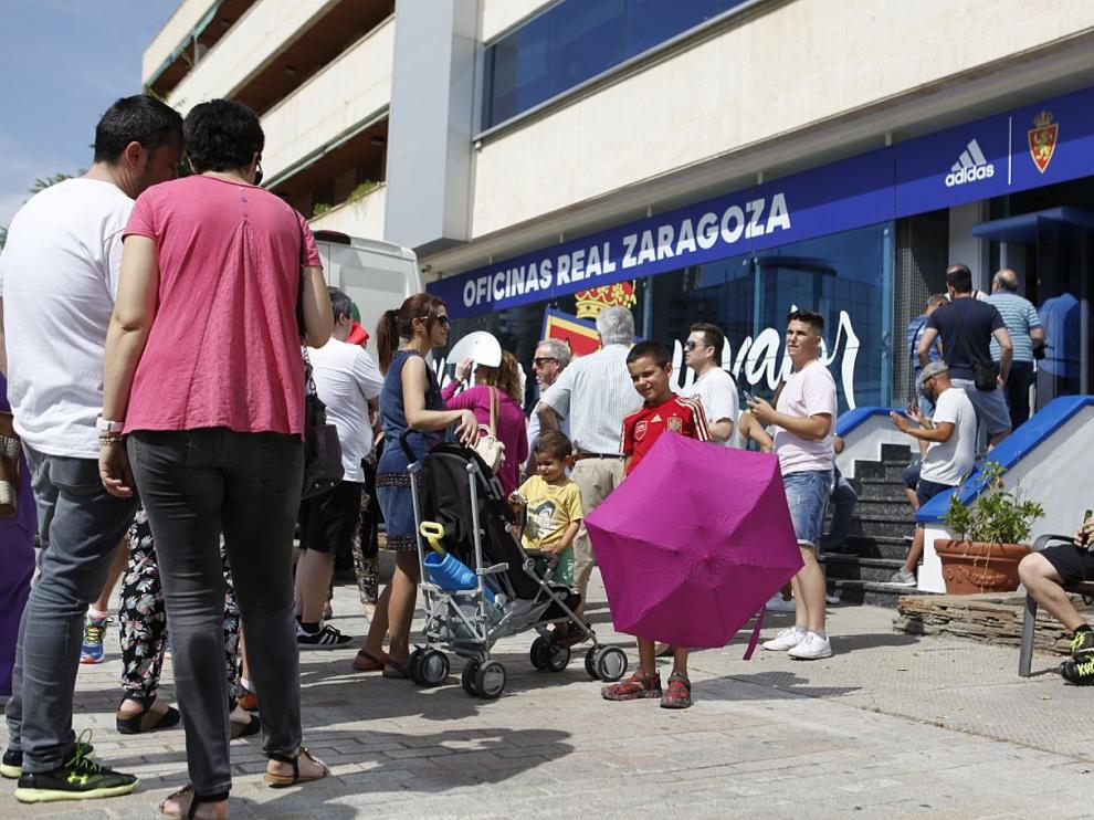Filas para renovar o darse de alta como abonado del Real Zaragoza