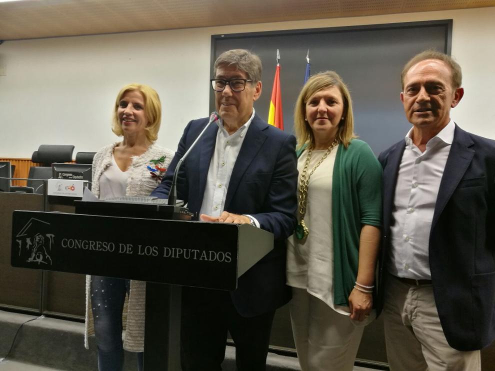 El presidente del PAR, Arturo Aliaga (centro), con Rosa Santos, Belén Ibarz y Joaquín Serrano, ayer