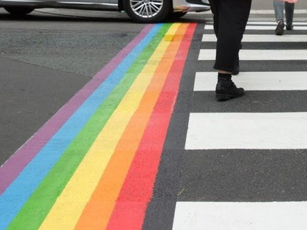 Los pasos de cebra con la bandera gay adornan ya algunas calles del barrio del Marais.
