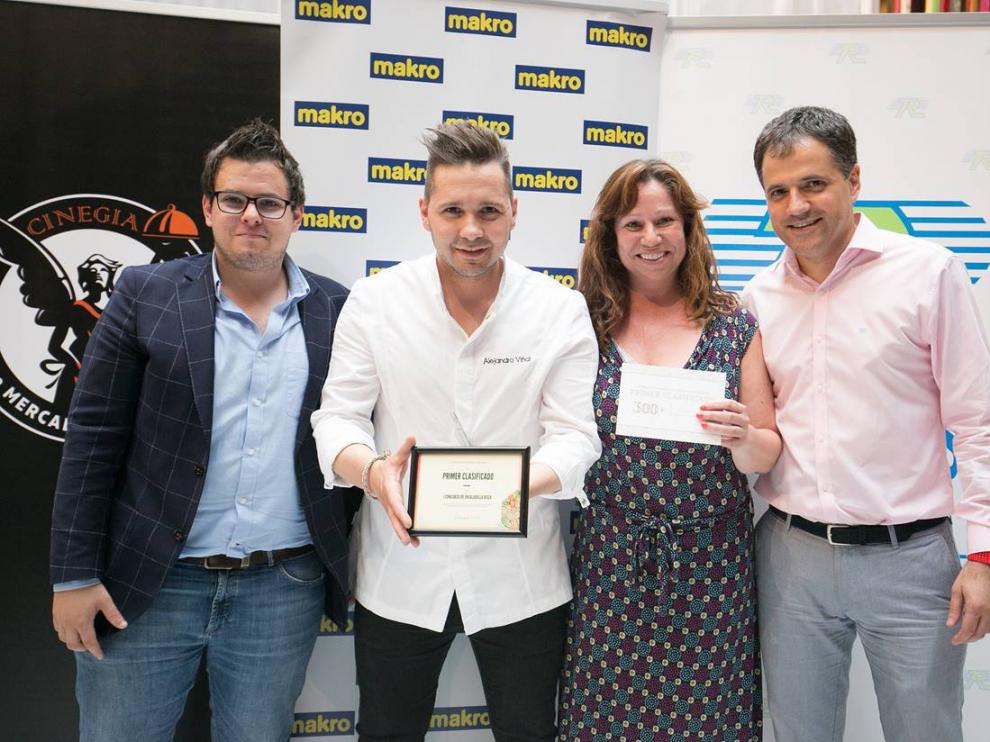 El ganador Alejandro Viñal, cocinero junto a Ana Isaura propietaria de Dar La Lata recogiendo el premio de mano de Jesús Rodriguez de Enlazarte y Eduardo Rodriguez de Makro.