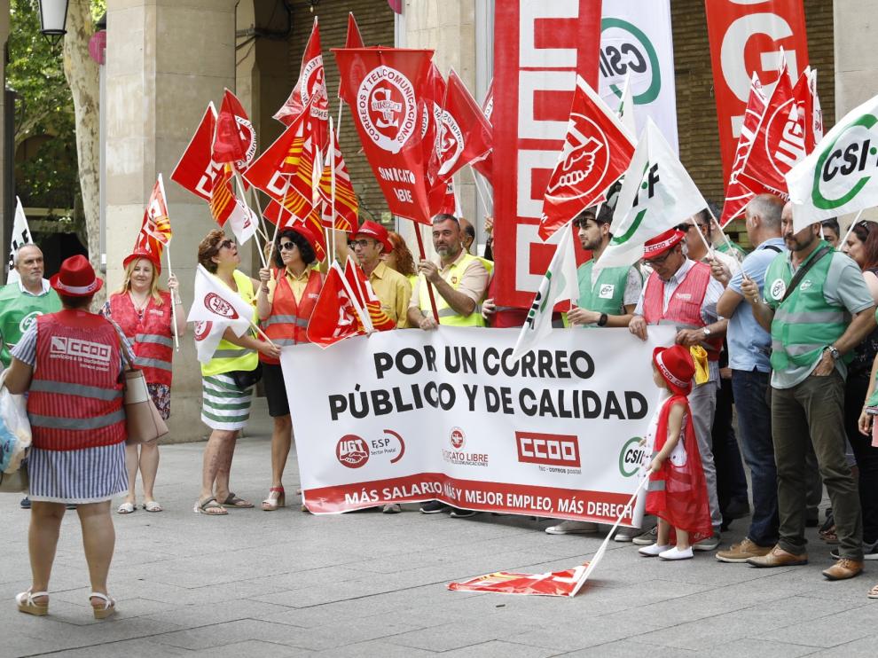 Protesta de delegados de Correos en la sede del paseo de la Independencia.