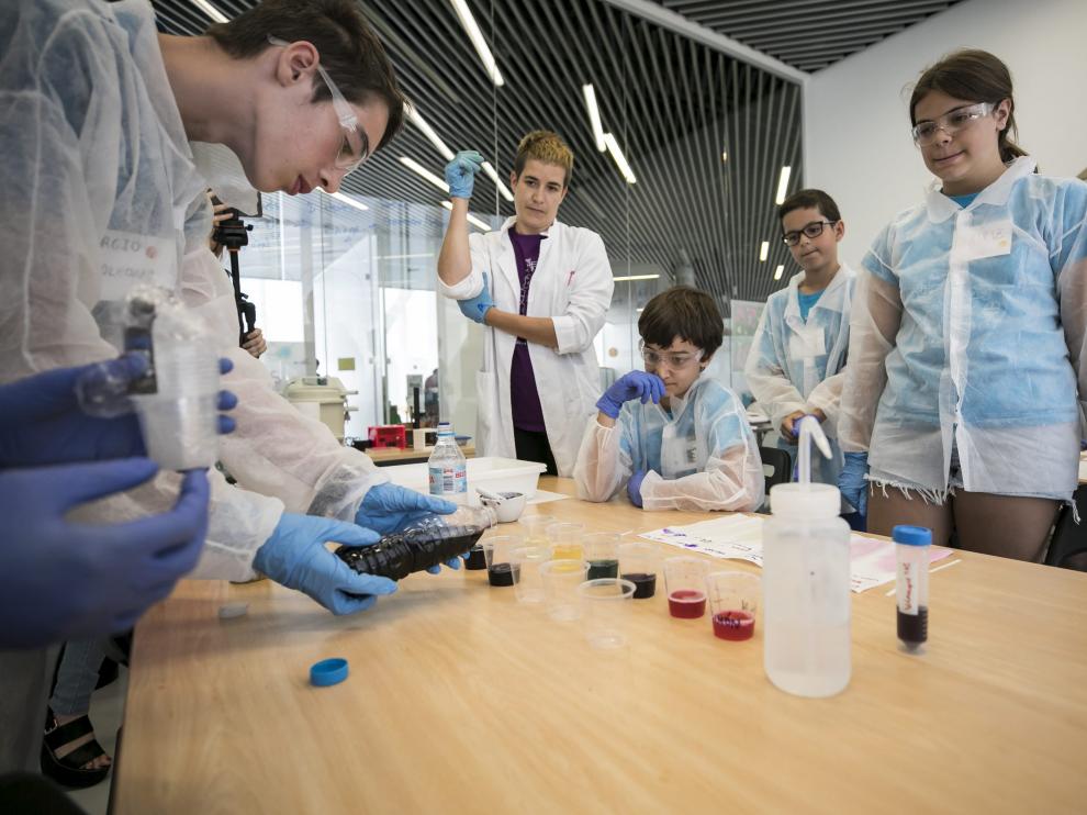 Sergio, a la izquierda, en el taller Moleculab.