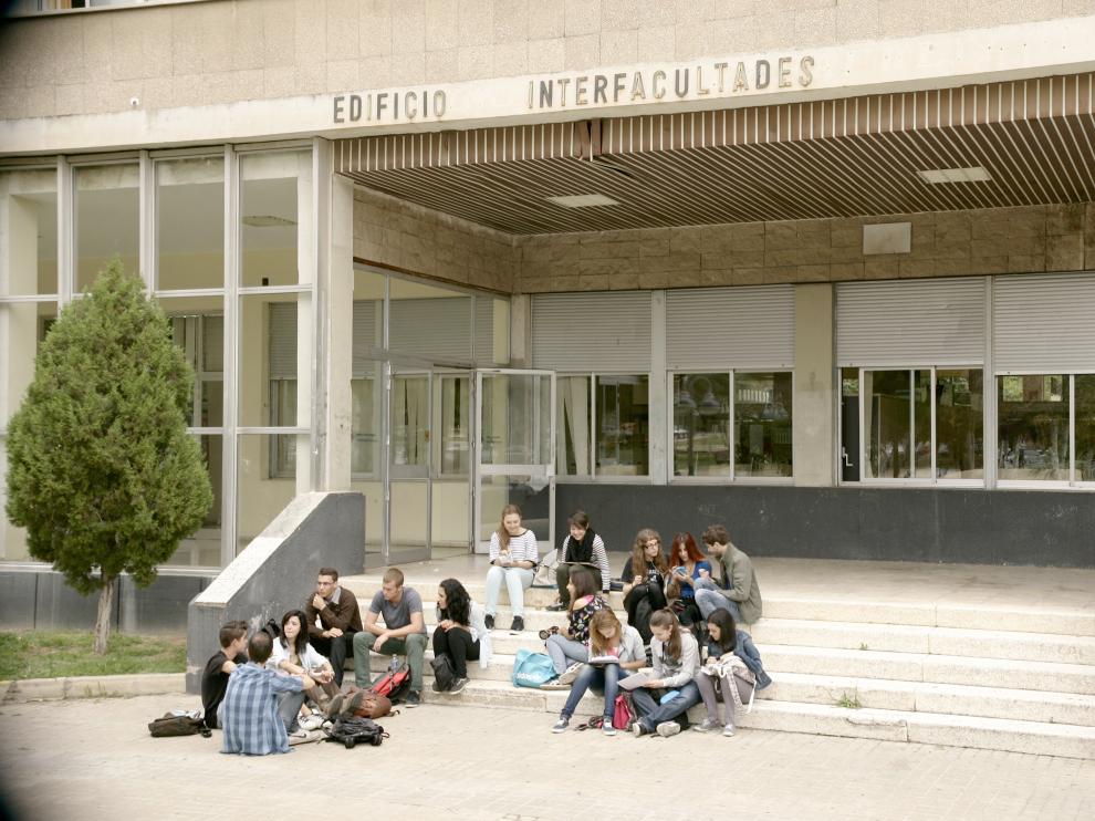 Un grupo de estudiantes en el campus de San Francisco