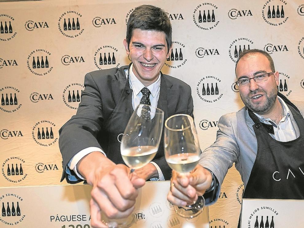El ganador, Eduardo_Camiña izquierda, brinda con Diego Muñoz, segundo clasificado.