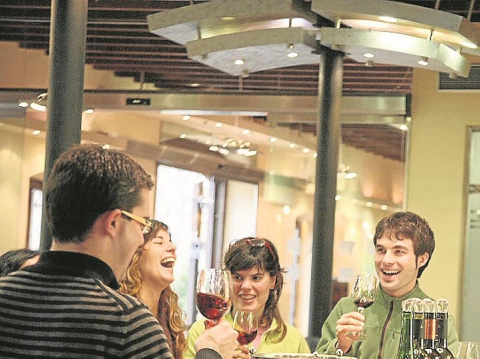 En muchas bodegas se ofrecen catas dirigidas.