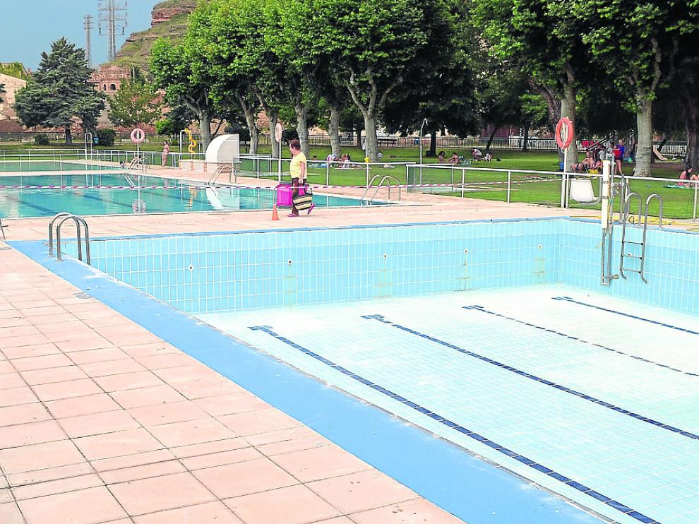 Uno de los vasos grandes de las piscinas municipales de Tarazona permanece vacío.