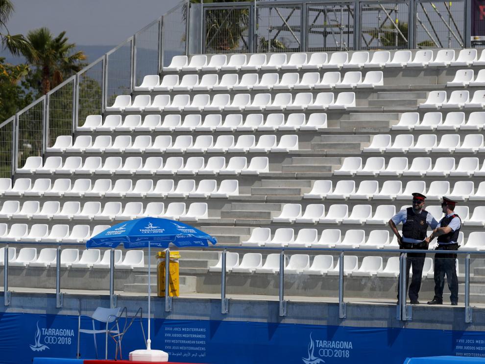 Imagen de la grada principal de la piscina durante un partido de waterpolo de los Juegos Mediterráneos.