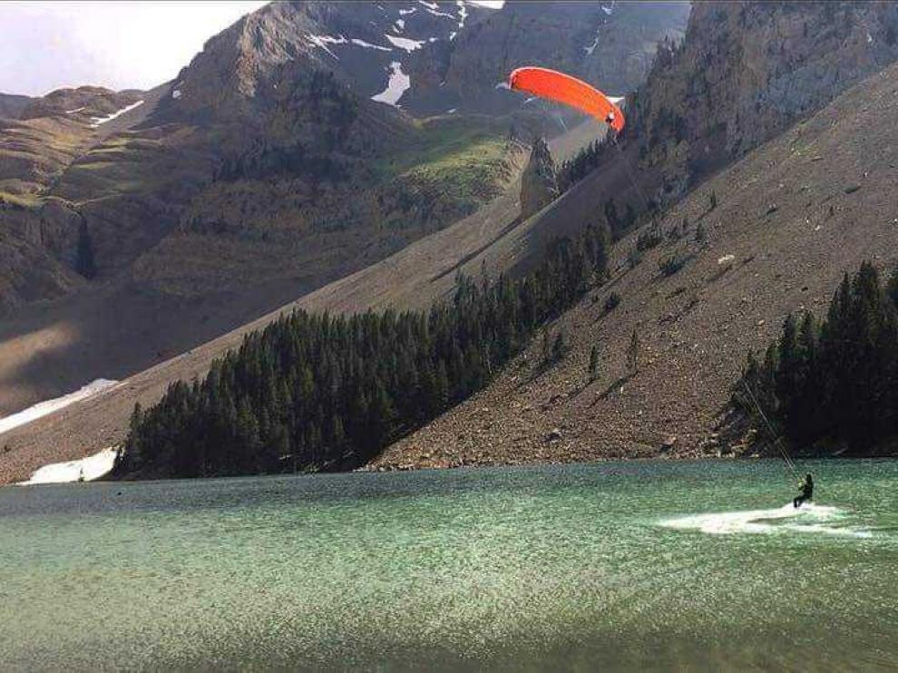 La imagen muestra al hombre que el sábado hacía 'kitesurf' en el ibón