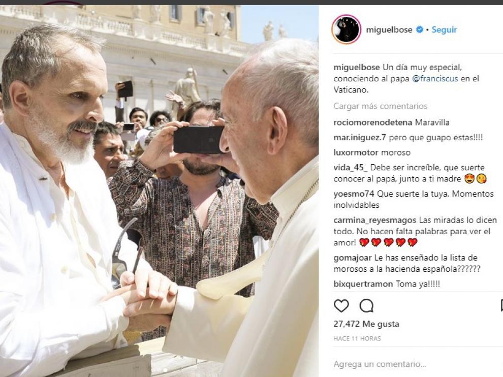 El papa Francisco saluda a Miguel Bosé.