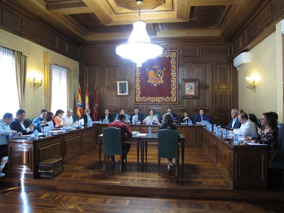 Pleno del Ayuntamiento de Teruel presidido por la popular Emma Buj.