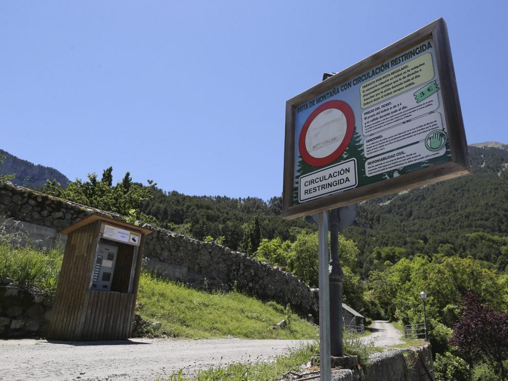 Cartel que informa de la circulación restringida al ibón