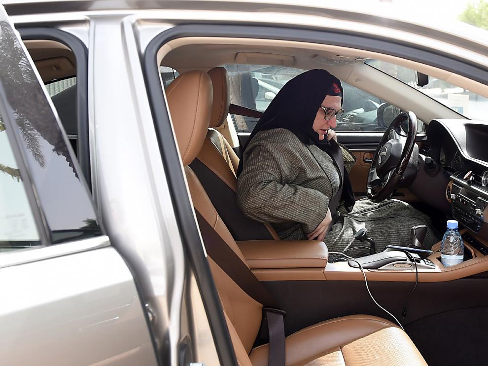 El país ha iniciado una investigación contra una periodista que realizó un reportaje sobre mujeres al volante por vestir "indecente".