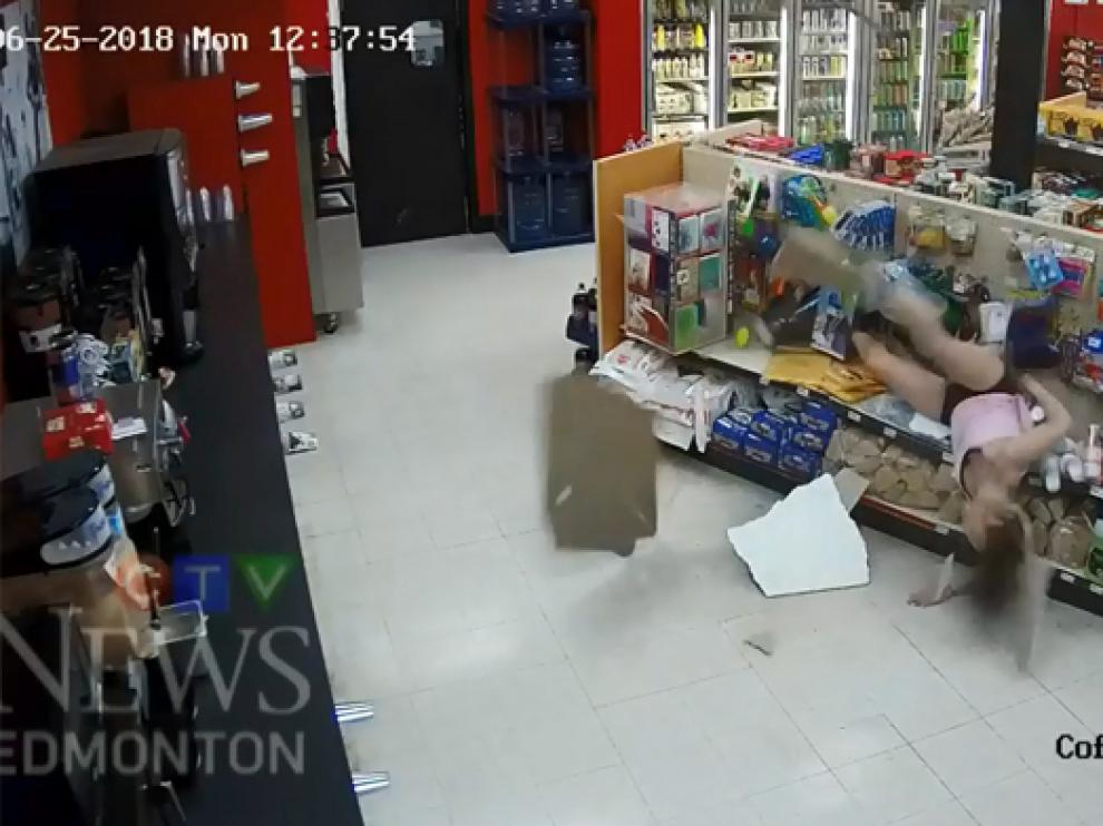 La mujer acabó cayendo sobre una estantería de la tienda y decidió entregarse a los agentes.