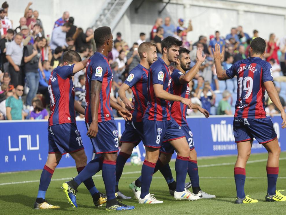 Varios jugadores de la SD Huesca, con Melero en el centro, celebran un gol.