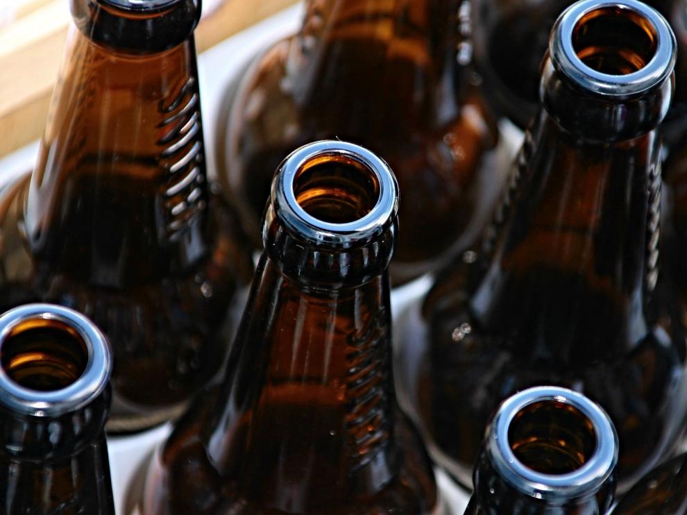 La botella de cerveza estalló cuando se disponía a introducirla en su bolsa de la compra.