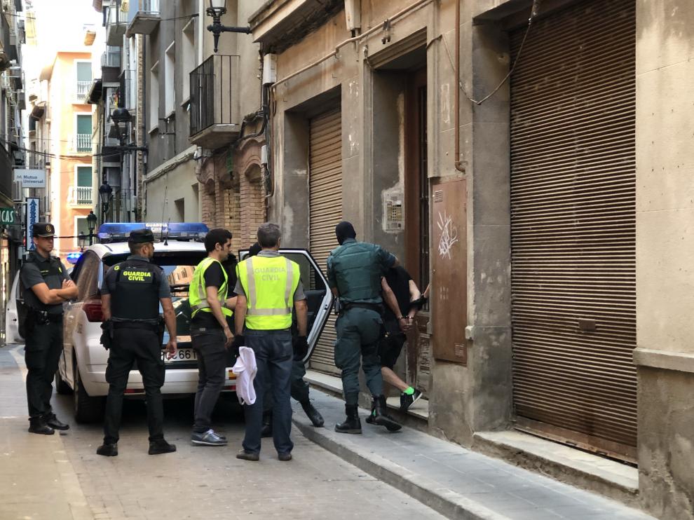 Foto del operativo en la calle Caballeros con la salida del detenido.