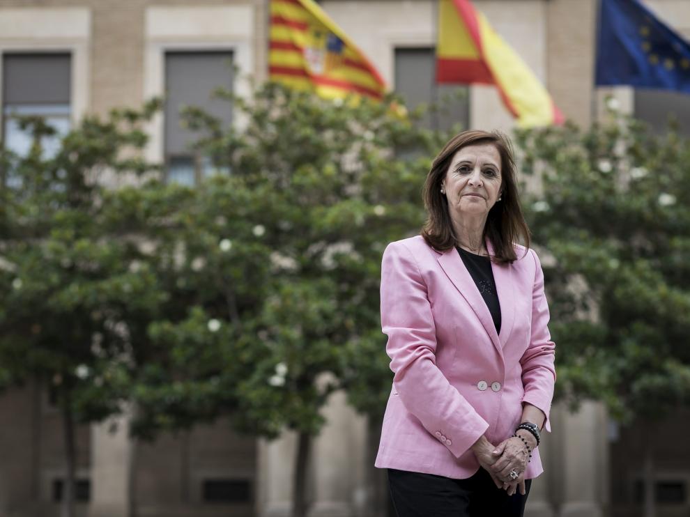 La nueva delegada del Gobierno de Aragón, Carmen Sánchez, frente al edificio en el que trabaja ahora.