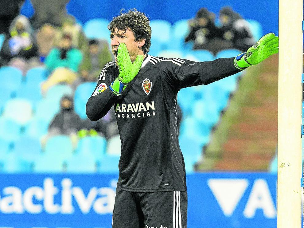 Cristian Álvarez, en una de las porterías de La Romareda.