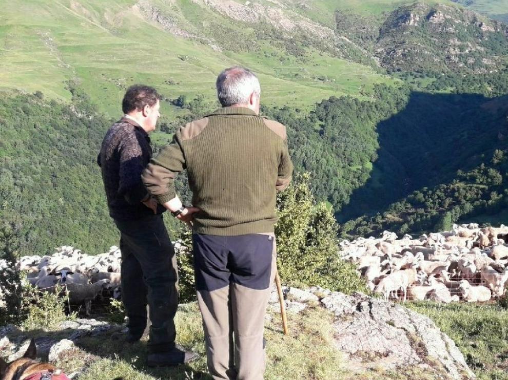 José María Cortinat (a la izquierda), que se enfrentó al oso, ayer junto a un forestal.