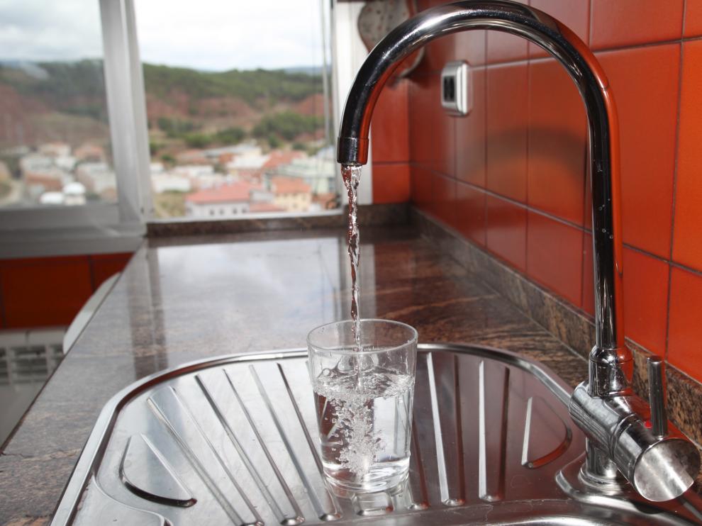 No se recomienda beber ni cocinar con agua del grifo