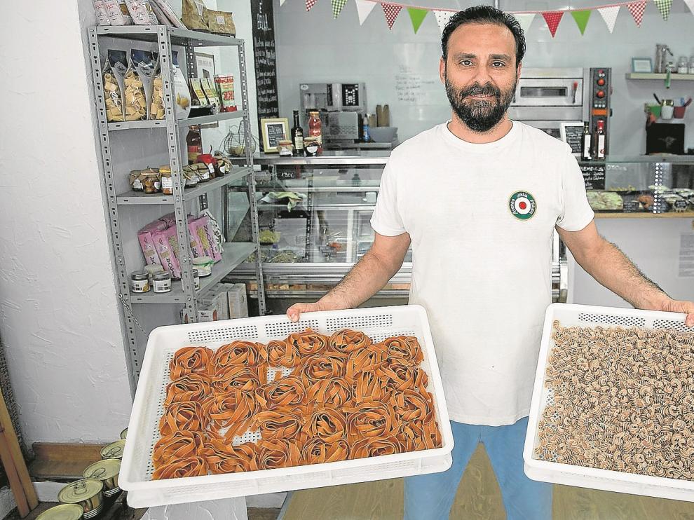 Emanuele Zecchie y su pareja elaboran cada mañana una decena de pastas frescas diferentes, que venden para llevar o para tomar en el propio local.