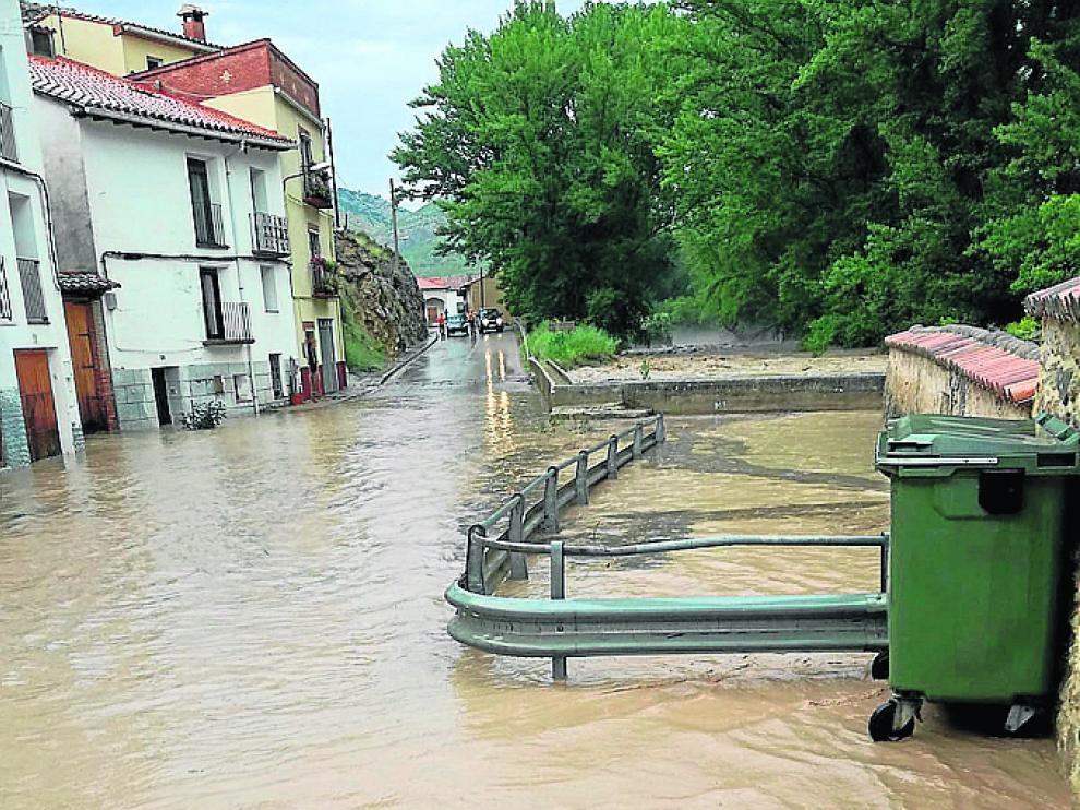 El Guadalope inundó las calles del barrio bajo de Aliaga