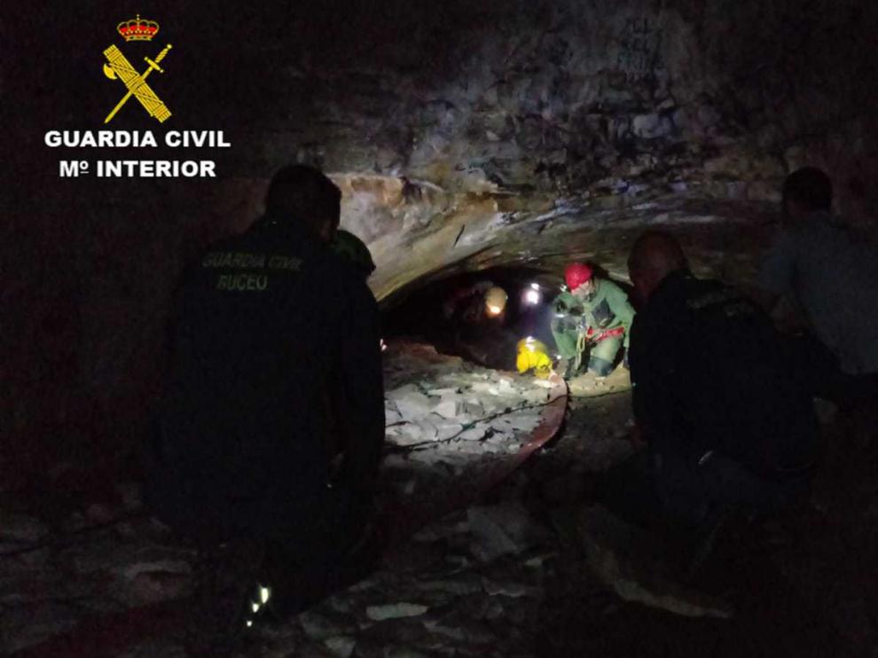 Los espeleólogos y sus rescatadores se acercan a la entrada de la cueva tras superar los sifones.