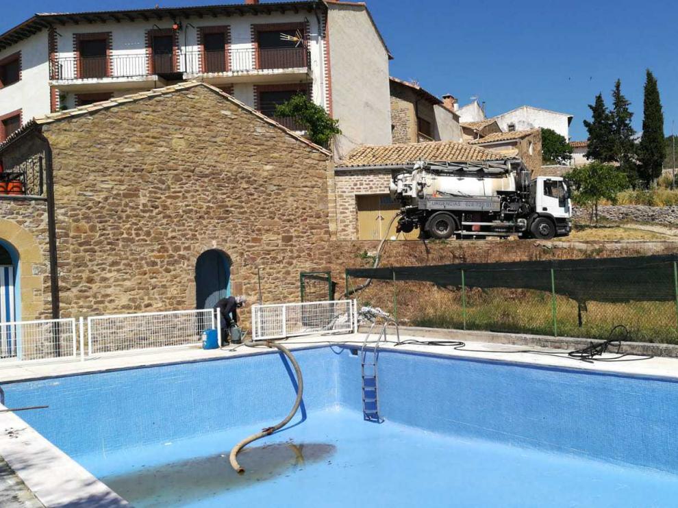 Trabajos de limpieza que se han llevado a cabo en las piscinas de Lobera.