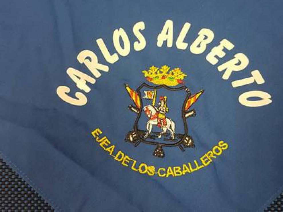 El pañuelo es azul y está bordado con el escudo de Ejea y el nombre del pequeño.