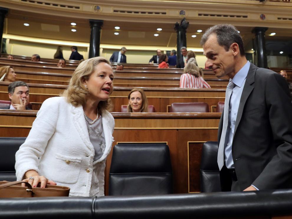 Nadia Calviño junto a Pedro Duque en el Congreso.