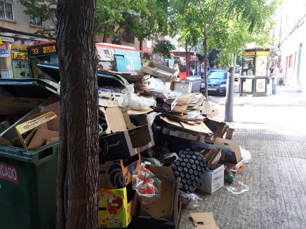 Suciedad en los contenedores de la avenida de América