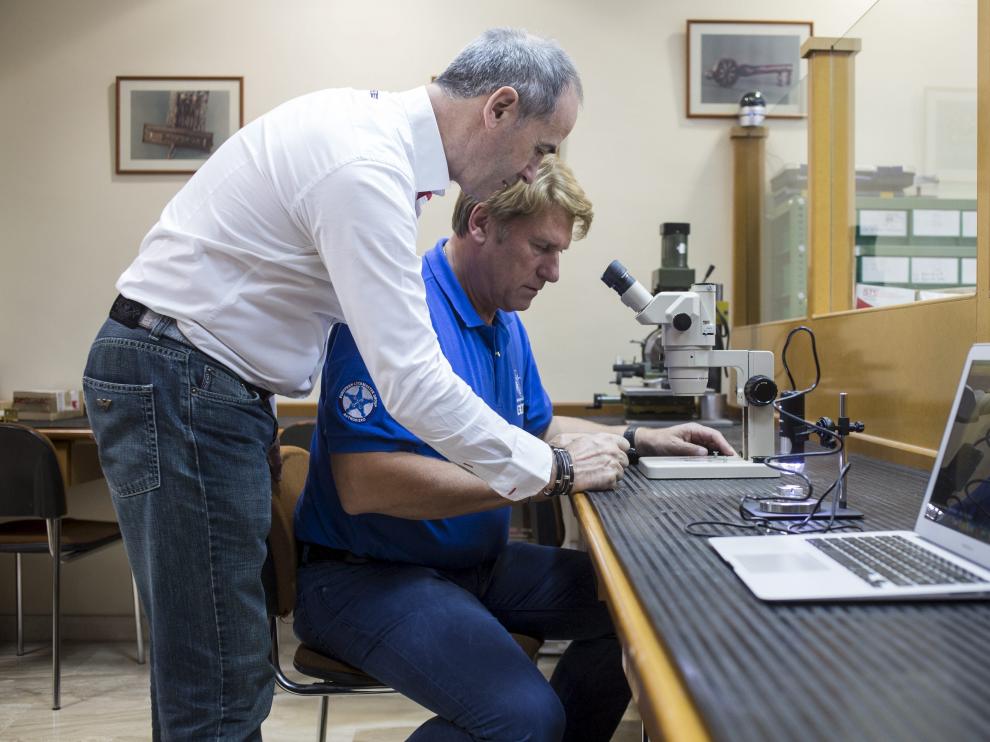 El especialista en cerrajería José Luis García de Vicuña, de pie, en su taller de Zaragoza.