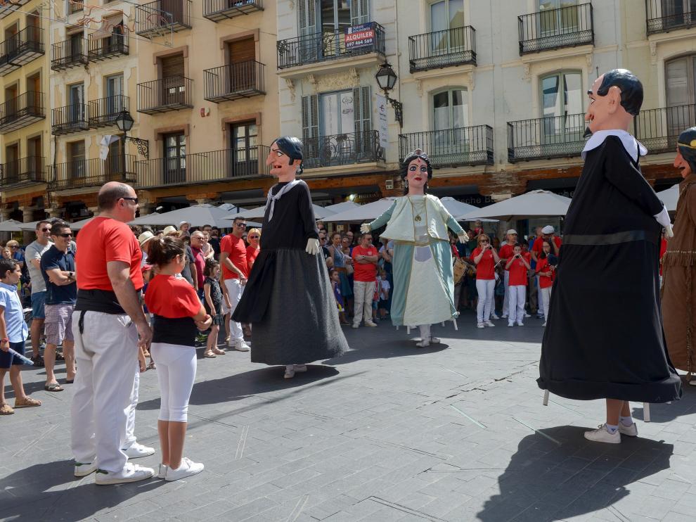 Los gigantes de la comparsa bailan en la plaza del Torico.